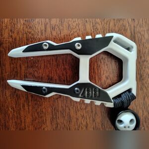 Funky Forage 887 Black and White Multi-Tool